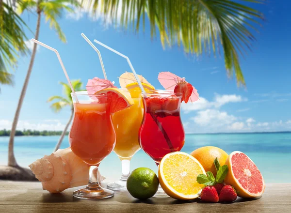 Cocktaisl y frutas tropicales en la playa — Foto de Stock