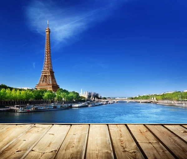 Fondo con mesa de madera y torre Eiffel en París — Foto de Stock