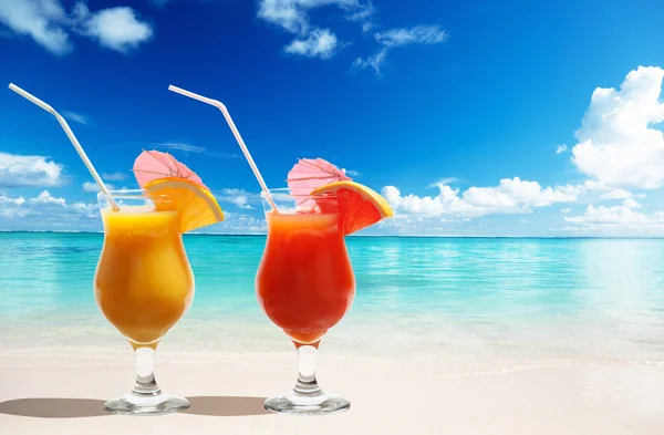 Two fresh juices on beach — Stock Photo, Image