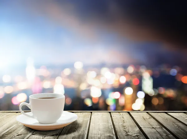 Кофе на столе в ночном городе — стоковое фото