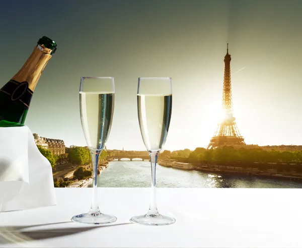 Copas champaign y torre Eiffel en París — Foto de Stock