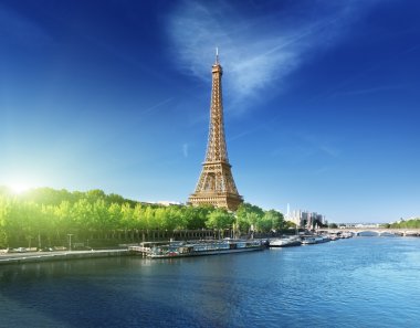 Gündoğumunda Eyfel Kulesi ile Paris 'te.