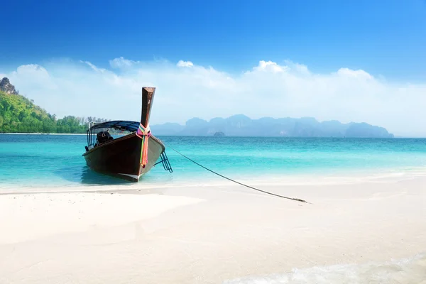 Langes Boot auf Insel, Thailand — Stockfoto