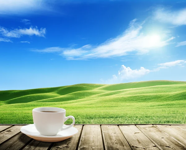 Tazza di caffè e colline toscane, Italia — Foto Stock