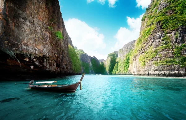 Bahía en la isla Phi phi en Tailandia — Foto de Stock