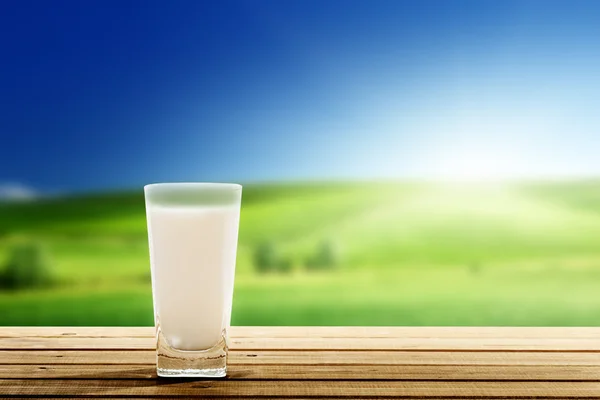 Glass of milk and sunny day — Stock Photo, Image