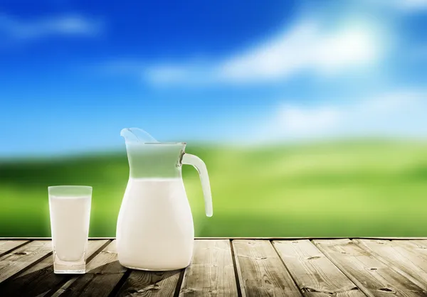 Mléko a slunečné jarní pole — Stock fotografie