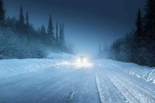 Autoleuchten im Winter im russischen Wald — Stockfoto