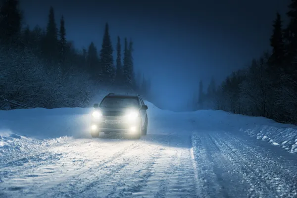 Luci auto in inverno foresta russa — Foto Stock