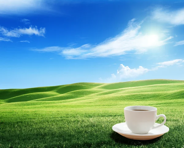 Tazza di caffè e colline toscane, Italia — Foto Stock