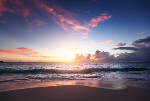 Puesta de sol en la playa de Seychelles — Foto de Stock