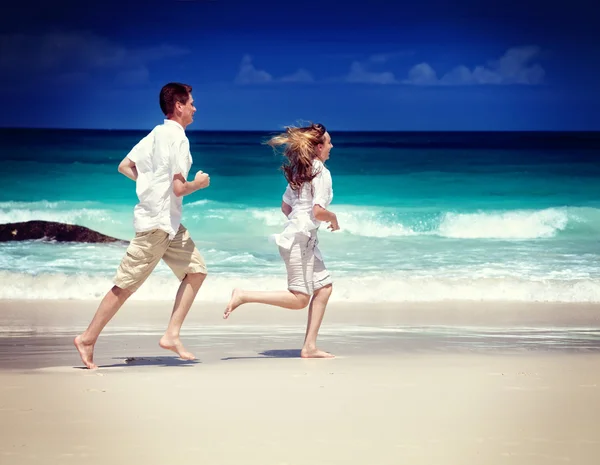 Hombre y mujer pareja romántica en la playa tropical —  Fotos de Stock