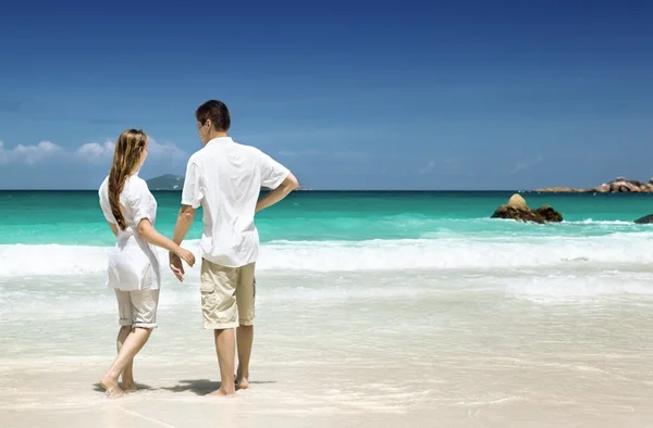 Man and woman romantic couple on tropical beach — Stock Photo, Image