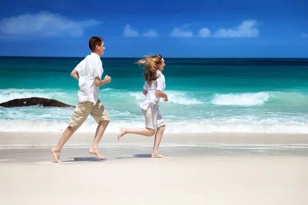 Man and woman romantic couple on tropical beach — Stock Photo, Image