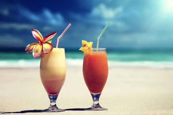 Fresh fruit juices on a tropical beach — Stock Photo, Image