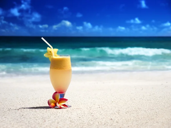 Mezcla de zumos de frutas frescas en una playa tropical — Foto de Stock