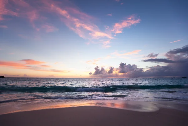 Sonnenuntergang am Strand der Seychellen — Stockfoto