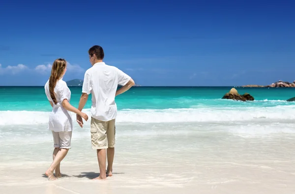 Mann und Frau romantisches Paar am tropischen Strand — Stockfoto