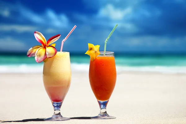 トロピカルビーチでの新鮮なフルーツジュース — ストック写真