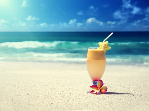 Mix świeżych owoców, soków na tropikalnej plaży — Zdjęcie stockowe