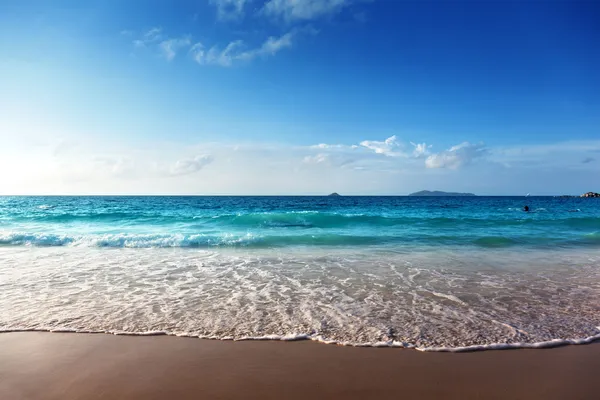 Solnedgång på Seychellerna beach — Stockfoto