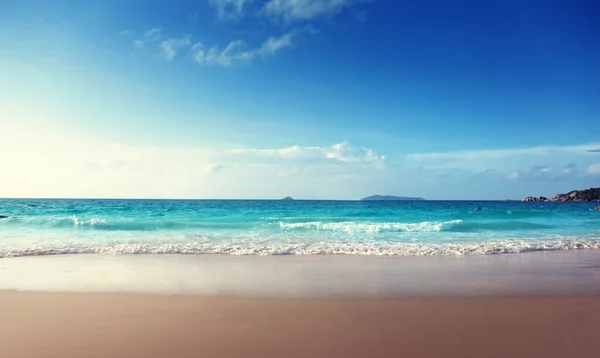 Pôr do sol na praia das Seychelles — Fotografia de Stock