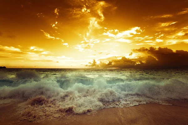 Ηλιοβασίλεμα στην παραλία Σεϋχέλλες — Φωτογραφία Αρχείου