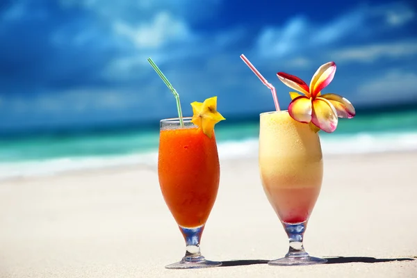 热带海滩上的新鲜果汁 — 图库照片