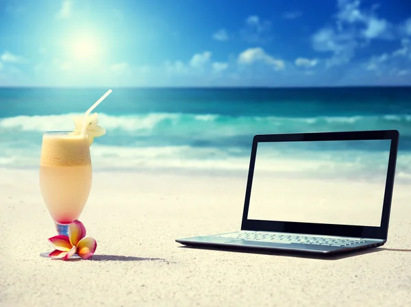 Notebook on the beach and glass of fresh jucie — Stock Photo, Image