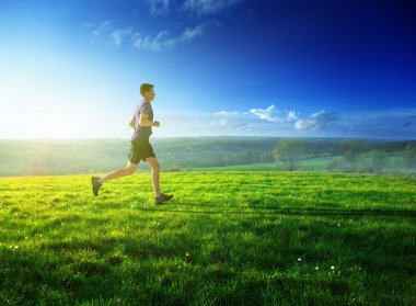 gün batımı ve çalışan genç bir adam 