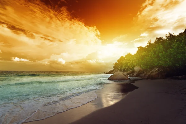 Coucher de soleil sur la plage des Seychelles, île de La Digue — Photo