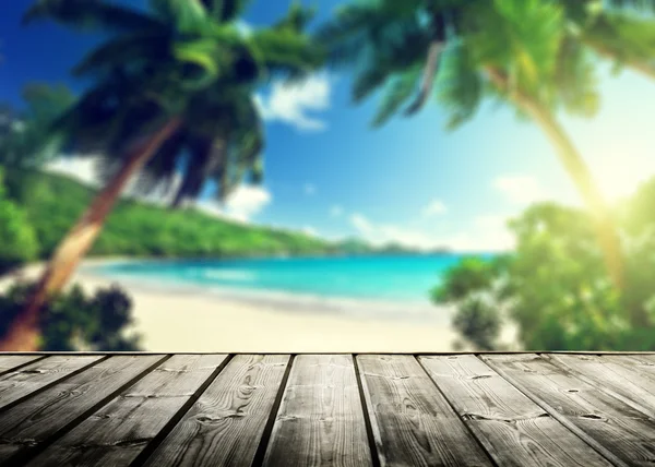 Spiaggia delle Seychelles e molo di legno — Foto Stock
