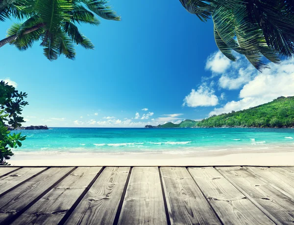 Сейшельский пляж и деревянный пирс — стоковое фото