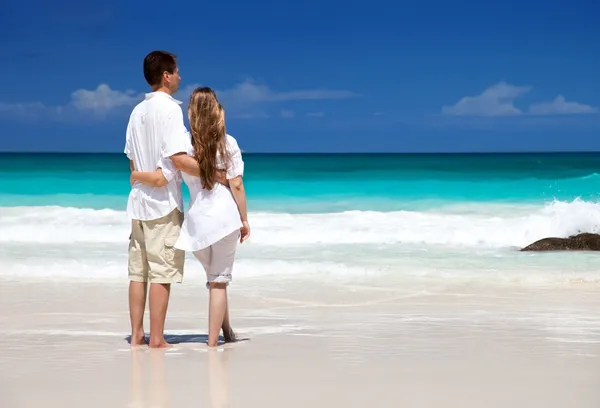 Hombre y mujer pareja romántica en la playa tropical —  Fotos de Stock