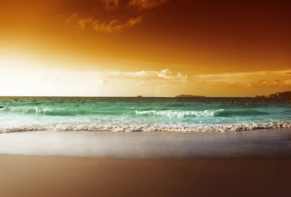 Puesta de sol en la playa de Seychelles —  Fotos de Stock