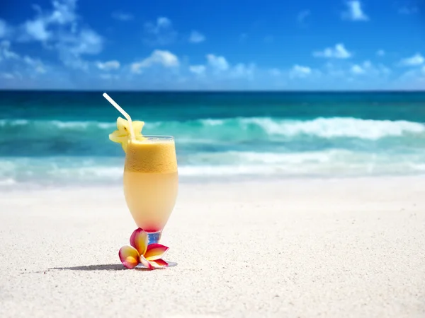 Frische Fruchtmischung aus Säften an einem tropischen Strand — Stockfoto