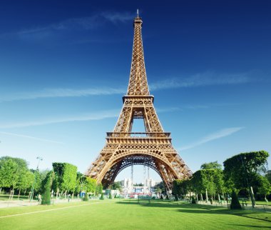 Güneşli bir sabah ve Eyfel Kulesi, Paris, Fransa 