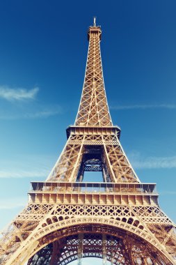 Güneşli bir sabah ve Eyfel Kulesi, Paris, Fransa 