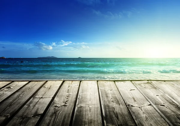 Playa de Seychelles y muelle de madera — Foto de Stock