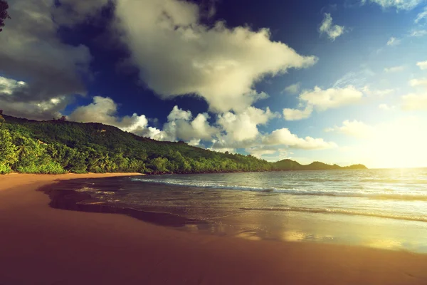 Pôr do sol na praia das Seychelles, ilha de Mahe — Fotografia de Stock