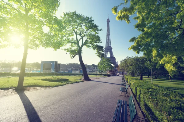 法国，巴黎，阳光灿烂的早晨和埃菲尔铁塔 — 图库照片