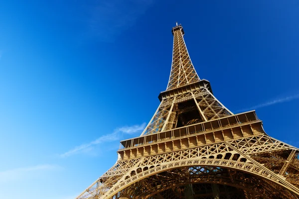 Zonnige ochtend en Eiffeltoren, Parijs, Frankrijk — Stockfoto