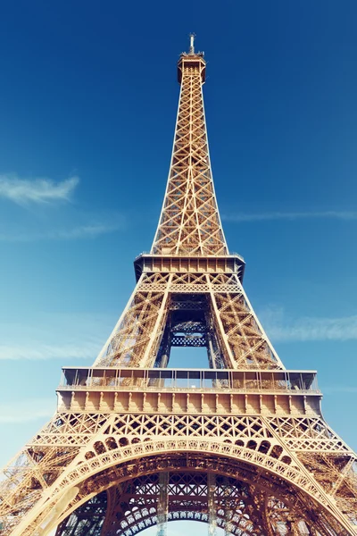 Ηλιόλουστο πρωινό και Πύργος του Άιφελ, Παρίσι, Γαλλία — Φωτογραφία Αρχείου