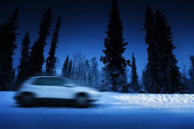 Araba ve kış road Forest ışıkları