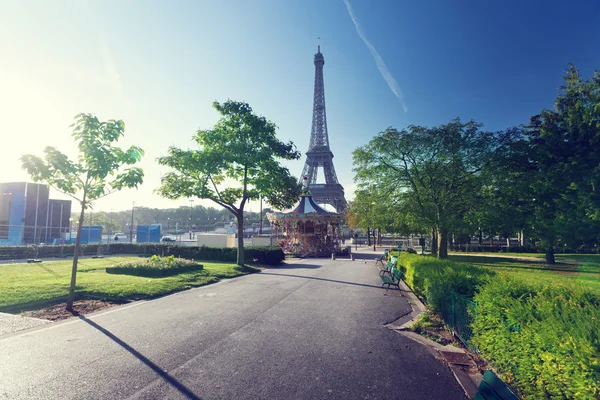 Manhã ensolarada e Torre Eiffel, Paris, França — Fotografia de Stock