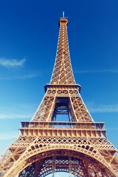 Zonnige ochtend en Eiffeltoren, Parijs, Frankrijk — Stockfoto