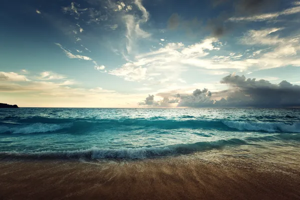Zonsondergang op de beach Seychellen — Stockfoto