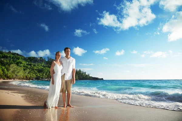 Homme et femme couple romantique sur la plage tropicale — Photo