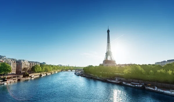 Eiffelova věž za úsvitu — Stock fotografie