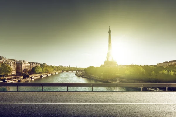 Torre Eiffel e strada all'alba — Foto Stock